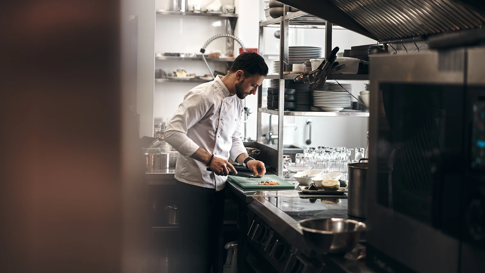 Ingredientes sendo pesados na cozinha de um restaurante